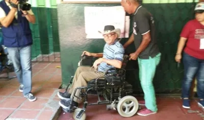 David Josué Martínez Villareal, de 75 años, en su silla eléctrica.