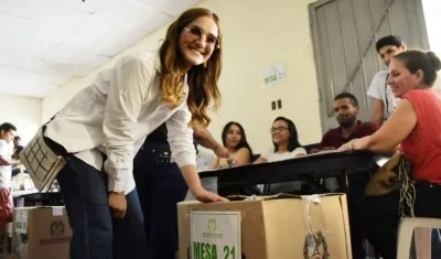 Valeria Abuchaibe, reina del Carnaval de Barranquilla, deposita el voto en un puesto del barrio San Felipe.