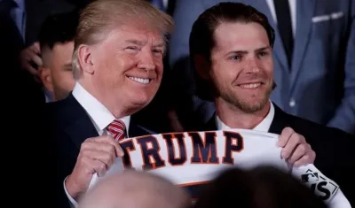 El presidente estadounidense Donald J. Trump (izda) recibe una camiseta de Josh Reddick, durante la recepción a los Astros de Houston, campeones de la Serie Mundial de béisbol, en la Casa Blanca 