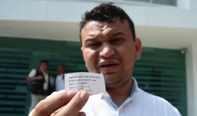 Jaime Ardila Pontón muestra su Certificado de Identificación Biométrica, y sin embargo, no pudo votar.