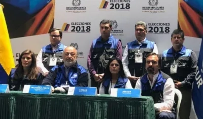 La Misión Electoral de Unasur conversa con los medios de comunicación sobre la entrega del Informe Preliminar de la jornada electoral del domingo.