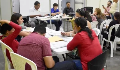 Las comisiones escrutadoras trabajan en el Centro de Eventos 'Puerta de Oro'.