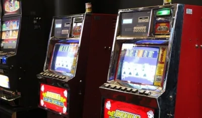 Operar una máquina tragamonedas ilegal, trae consecuencias graves.