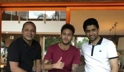  Nasser Al Khelaifi al lado de Neymar. 