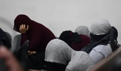 Los capturados volvieron a tapar sus rostros.