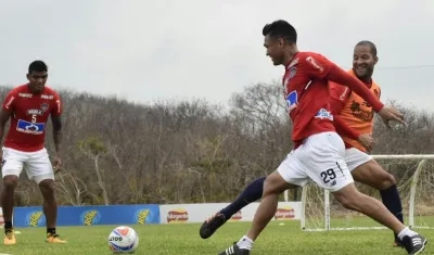 Teófilo Gutiérrez, Alberto 'Mudo' Rodríguez y Rafael Pérez durante el entrenamiento.