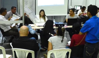 Las comisiones escrutadoras en plena labor.