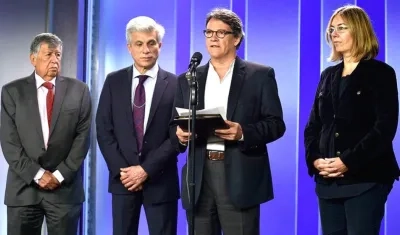 Gustavo Bell e integrantes del equipo negociador.