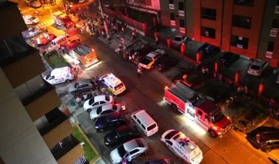 Máquinas del Cuerpo de Bomberos y ambulancias atendiendo la emergencia.