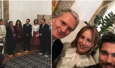 La diseñadora barranquillera Silvia Tcherassi durante la premiación junto a Sergio Cabrera y Juanes.