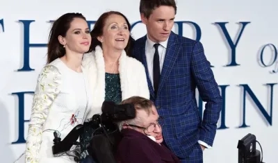 El científico Stephen Hawking acompañado por los actores que protagonizaron la película sobre su vida.