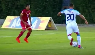 Marlon Piedrahita ensaya un remate que se estrelló en el horizontal.