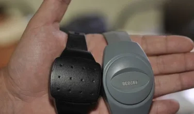 Las demoras en la instalación de los brazaletes electrónicos son atribuibles únicamente a deficiencias del operador.