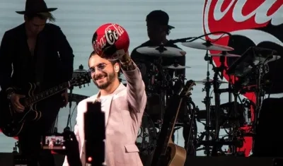 l cantante colombiano Maluma saluda a los asistentes en el Faena Theatre en Miami Beach, Florida.