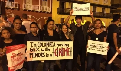 Un grupo de ciudadanos protesta en la Plaza de los Coches.