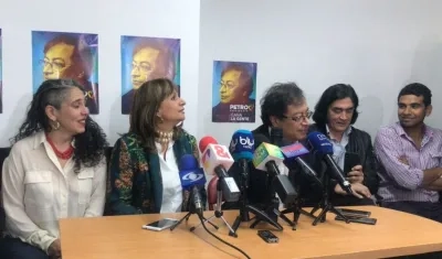 María José Pizarro, Ángela Robledo, Gustavo Petro y Gustavo Bolívar, durante la oficialización de la candidatura de Robledo.