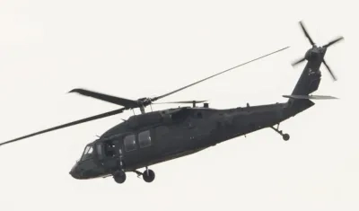un helicóptero UH-60 Black Hawk de la arma estadounidense de la 1ª brigada de caballería aérea de Fort Hood Texas