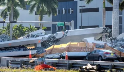  Vista del puente peatonal derrumbado en Universidad Internacional de Florida (FIU), en Miami, Estados Unidos.