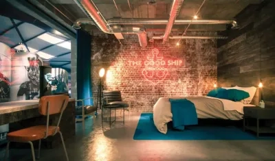 Una de las habitaciones con vista a los tanques de fermentación.