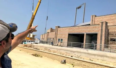 El alcalde Alejandro Char durante la instalación de las luminarias. 