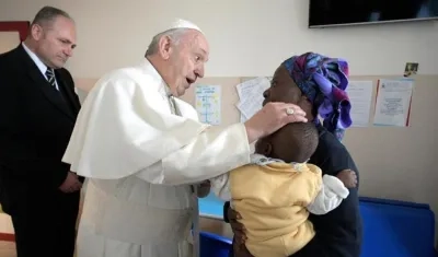 Papa Francisco saluda a un niño hospitalizado en la región de Apulia, sur de Italia.