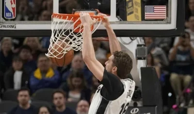 Pau Gasol anotacon una volcada en la cesta. 