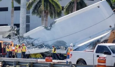Vista del puente peatonal derrumbado en Universidad Internacional de Florida (FIU), en Miami (Estados Unidos).
