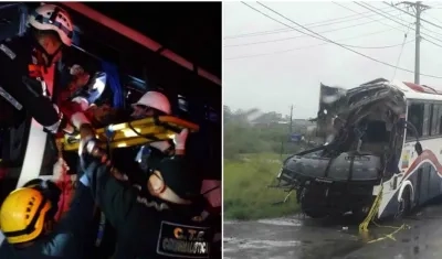 Así quedó uno de los buses después del fuerte choque.