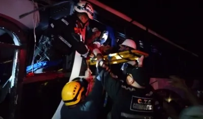 Bomberos y rescatistas sacaron en la madrugada a los heridos.