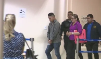 Eduardo Grimaldo saliendo de la audiencia. 