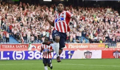 Luis Carlos Ruiz celebrando la apertura del marcador.
