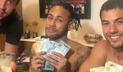 El astro desató la polémica por esta foto desde su mansión en Brasil.