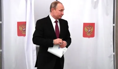 El Presidente ruso Vladimir Puti, ejerciendo el derecho al voto.