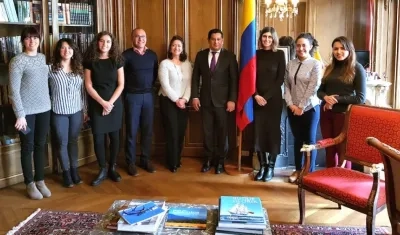 El Alcalde de Malambo Efraín Bello, con el cuerpo diplomático en Francia.