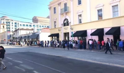 Largas filas de colombianos intentando la inscripción de sus cédulas.