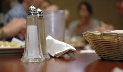 La recomendación de los especialistas es retirar el salero de la mesa.