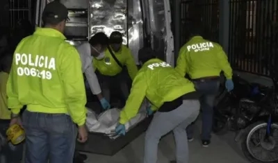 Policía Judicial haciendo el levantamiento del cadáver.