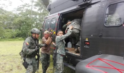  Tres militares ecuatorianos fallecieron hoy por la detonación de un artefacto explosivo.