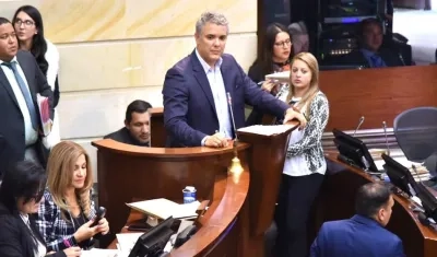 El candidato presidencial Iván Duque despidiéndose del Senado.