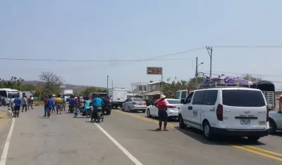 Congestión vehicular por el bloqueo de la vía.