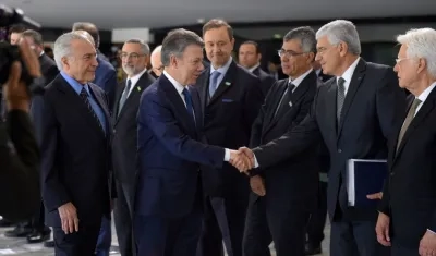 El Presidente Juan Manuel Santos saluda a empresarios brasileños. Lo acompaña el Presidente de Brasil.