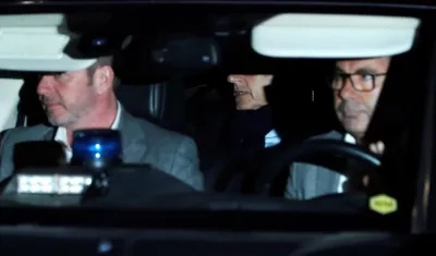 El expresidente francés Nicolás Sarkozy, abandona en un vehículo la sede de la Policía Judicial de Nanterre, en Francia. 