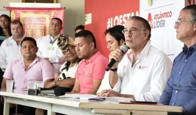 El gobernador de Atlántico, Eduardo Verano, en rueda de prensa explicando las actividades de Semana Santa en municipios.