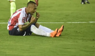 Jarlan Barrera llora por la derrota de su equipo.