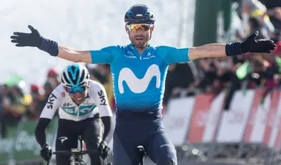 Alejandro Valverde se impone en la meta a Egan Bernal. 