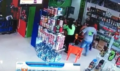Momento en que el asesinan al comerciante en el interior de su negocio.