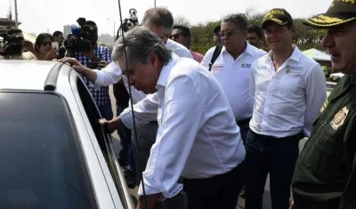 El ministro de Transporte, Germán Cardona, dialoga con un conductor en el lanzamiento del Plan Éxodo de Semana Santa.