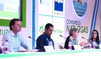 Pedro Pablo Patiño, Jaime Orjuela y Marcela Meléndez, con la moderadora del panel Sandra Manriquez Loaiza.