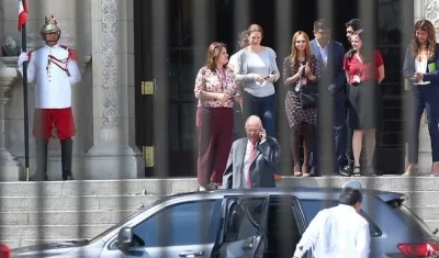 Pedro Pablo Kuczynski, abandonando el palacio presidencial tras su renuncia.
