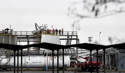 Uno de los tanques de la planta quedó totalmente destruido. 